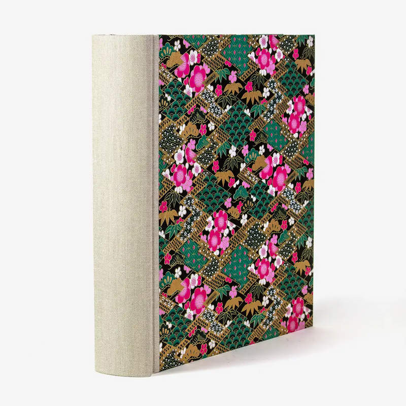 Fotoalbum-30-x-30cm-100-schwarze-Seiten-Chiyogami-geometrisch-Rauten-mit-Pattern-gefuellt-gruen-Produktansicht-seitlich-von-hinten-1290px