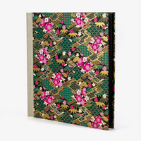 Fotoalbum-30-x-30cm-100-schwarze-Seiten-Chiyogami-geometrisch-Rauten-mit-Pattern-gefuellt-gruen-Produktansicht-seitlich-von-vorn-1290px