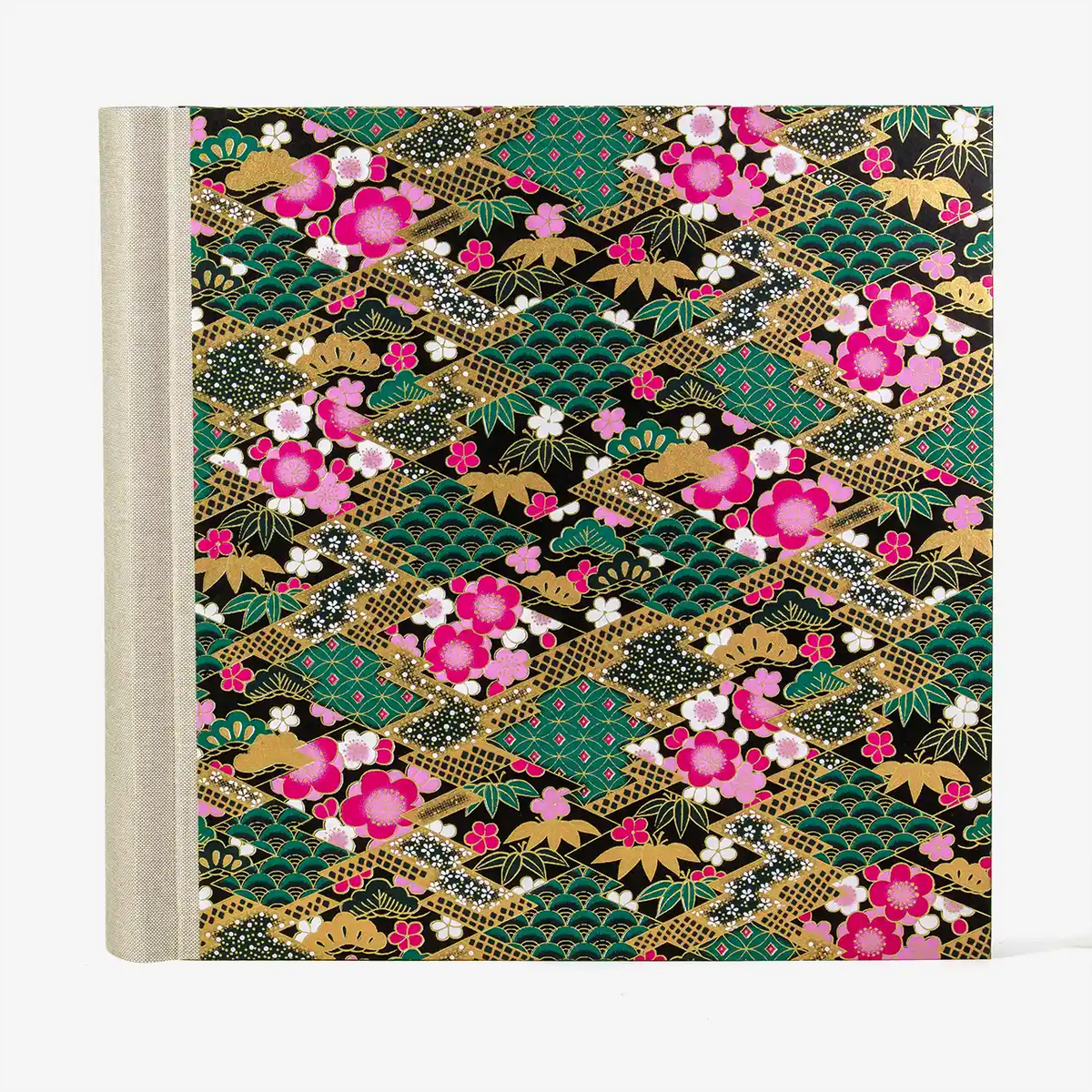 Fotoalbum-30-x-30cm-100-schwarze-Seiten-Chiyogami-geometrisch-Rauten-mit-Pattern-gefuellt-gruen-Produktansicht-von-vorn-1290px