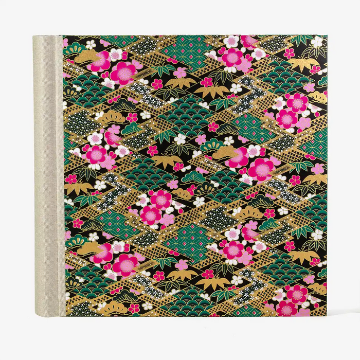 Fotoalbum-30-x-30cm-100-schwarze-Seiten-Chiyogami-geometrisch-Rauten-mit-Pattern-gefuellt-gruen-Produktansicht-von-vorn-1290px