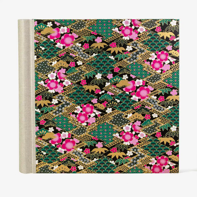 Fotoalbum-30-x-30cm-100-schwarze-Seiten-Chiyogami-geometrisch-Rauten-mit-Pattern-gefuellt-gruen-Produktansicht-von-vorn-1290px