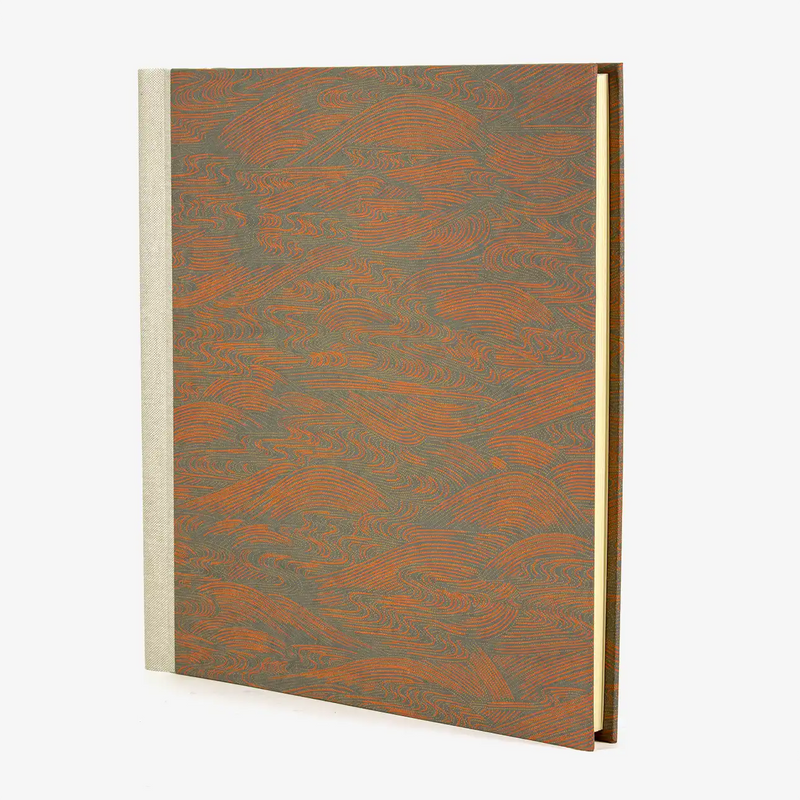 Fotoalbum-30-x-30cm-60-weisse-Seiten-Chiyogami-Wasser-orange-gelb-auf-anthrazit-Produktansicht-seitlich-von-vorn-1290px