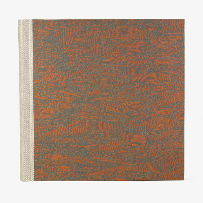 Fotoalbum-30-x-30cm-60-weisse-Seiten-Chiyogami-Wasser-orange-gelb-auf-anthrazit-Produktansicht-von-vorn-1290px