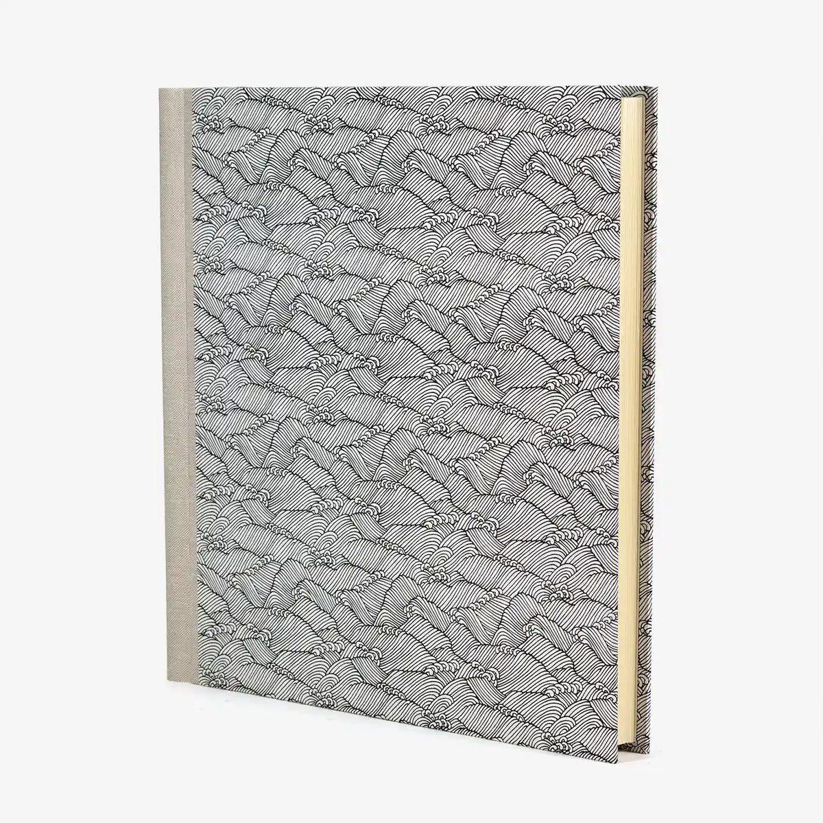 Fotoalbum-30-x-30cm-60-weisse-Seiten-Chiyogami-Welle-schwarz-auf-weiss-Produktansicht-seitlich-von-vorn-1350px