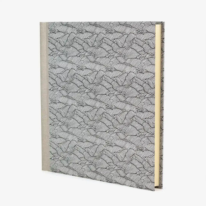 Fotoalbum-30-x-30cm-60-weisse-Seiten-Chiyogami-Welle-schwarz-auf-weiss-Produktansicht-seitlich-von-vorn-1350px_