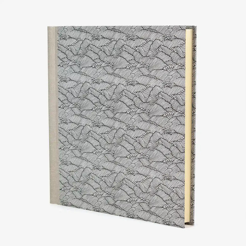 Fotoalbum-30-x-30cm-60-weisse-Seiten-Chiyogami-Welle-schwarz-auf-weiss-Produktansicht-seitlich-von-vorn-1350px_