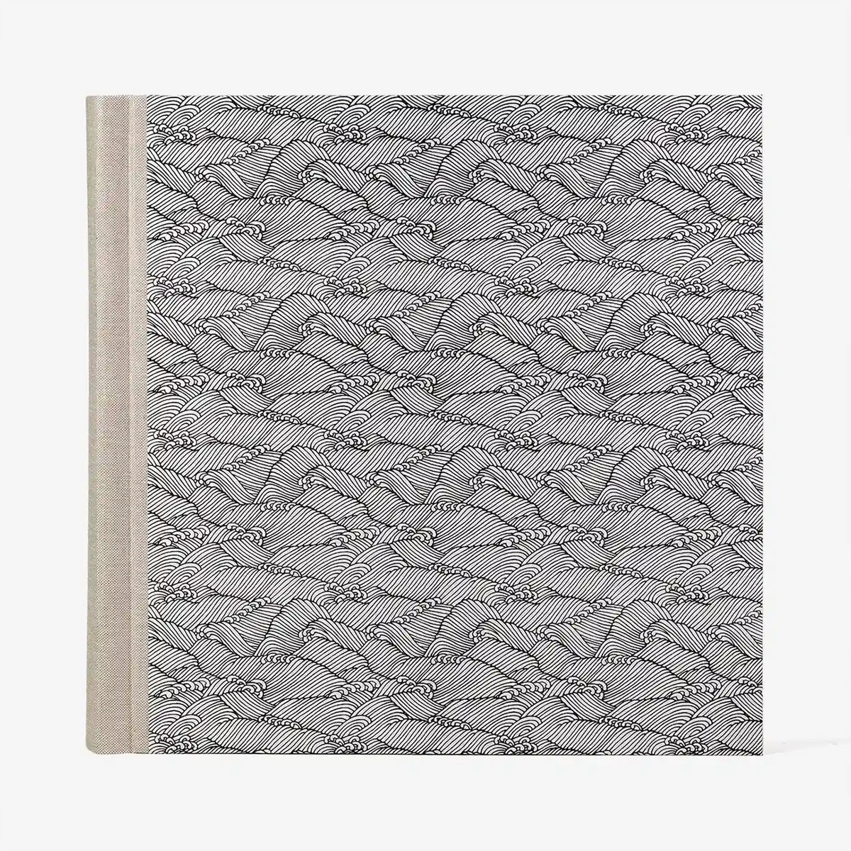 Fotoalbum-30-x-30cm-60-weisse-Seiten-Chiyogami-Welle-schwarz-auf-weiss-Produktansicht-von-vorn-1300px