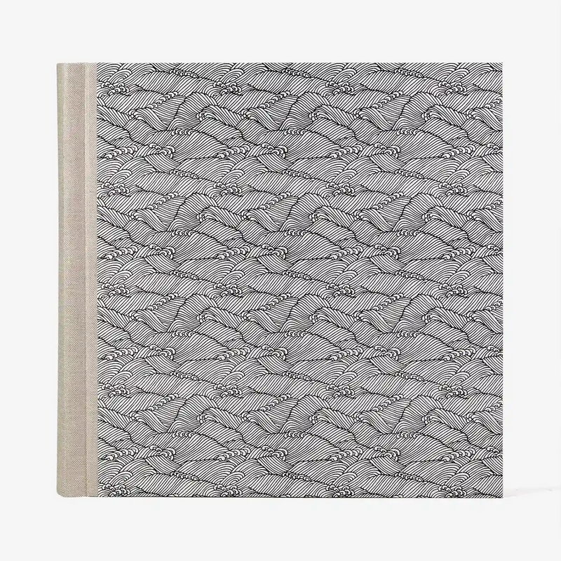 Fotoalbum-30-x-30cm-60-weisse-Seiten-Chiyogami-Welle-schwarz-auf-weiss-Produktansicht-von-vorn-1300px