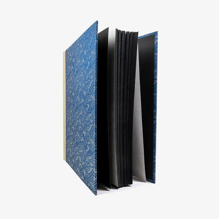 Fotoalbum-30x30cm-100Seiten-cover-chiyogamipapier-Motiv-NAmi-silber-auf-blau-seitlich-von-vorn