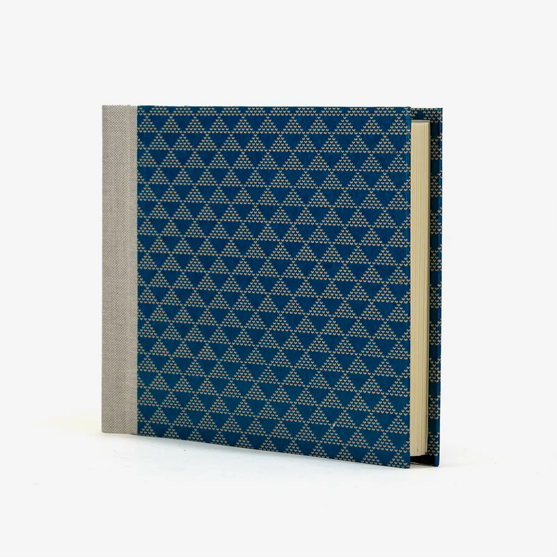 Fotoalbum-Blaupause-60Seiten-creme-15x20cm-mit-Lackpapier-dreiecke-blau-und-beige-dottetd-bezogen-cover-seitlich-1