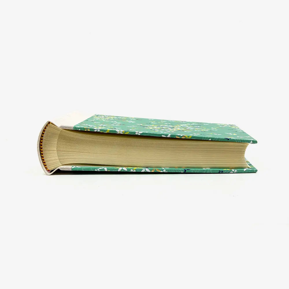 Fotoalbum-Format-15x20cm-100Seiten-cremefarbener-Fotokarton-Cover-Chiyogami-Motiv-Schmetterlinge-auf-gruen-liegend