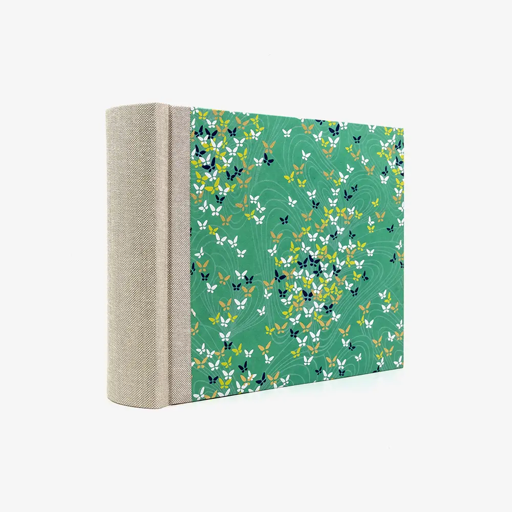 Fotoalbum-Format-15x20cm-100Seiten-cremefarbener-Fotokarton-Cover-Chiyogami-Motiv-Schmetterlinge-auf-gruen-seitlich-von-hinten