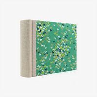 Fotoalbum-Format-15x20cm-100Seiten-cremefarbener-Fotokarton-Cover-Chiyogami-Motiv-Schmetterlinge-auf-gruen-seitlich-von-hinten