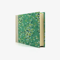 Fotoalbum-Format-15x20cm-100Seiten-cremefarbener-Fotokarton-Cover-Chiyogami-Motiv-Schmetterlinge-auf-gruen-seitlich-von-vorn-2