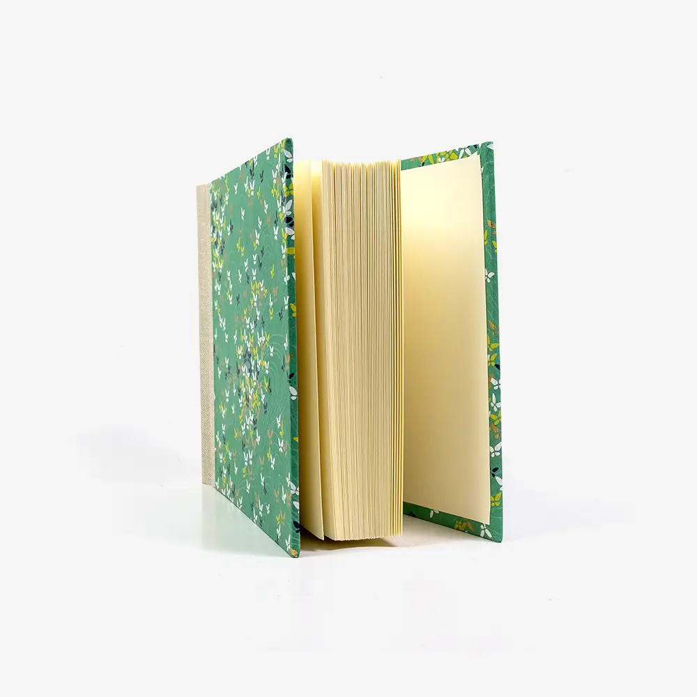 Fotoalbum-Format-15x20cm-100Seiten-cremefarbener-Fotokarton-Cover-Chiyogami-Motiv-Schmetterlinge-auf-gruen-seitlich-von-vorn
