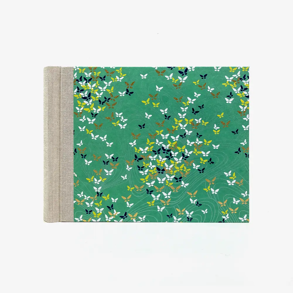 Fotoalbum-Format-15x20cm-100Seiten-cremefarbener-Fotokarton-Cover-Chiyogami-Motiv-Schmetterlinge-auf-gruen-von-vorn