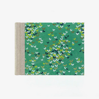 Fotoalbum-Format-15x20cm-100Seiten-cremefarbener-Fotokarton-Cover-Chiyogami-Motiv-Schmetterlinge-auf-gruen-von-vorn