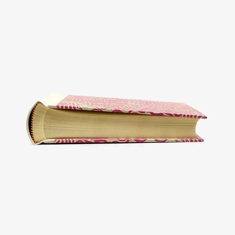 Fotoalbum-Format-15x20cm-100Seiten-cremefarbener-Fotokarton-Cover-Lokta-Motiv-Labyrinth-Magenta-auf-Achseengruen-liegend