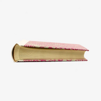 Fotoalbum-Format-15x20cm-100Seiten-cremefarbener-Fotokarton-Cover-Lokta-Motiv-Labyrinth-Magenta-auf-Achseengruen-liegend