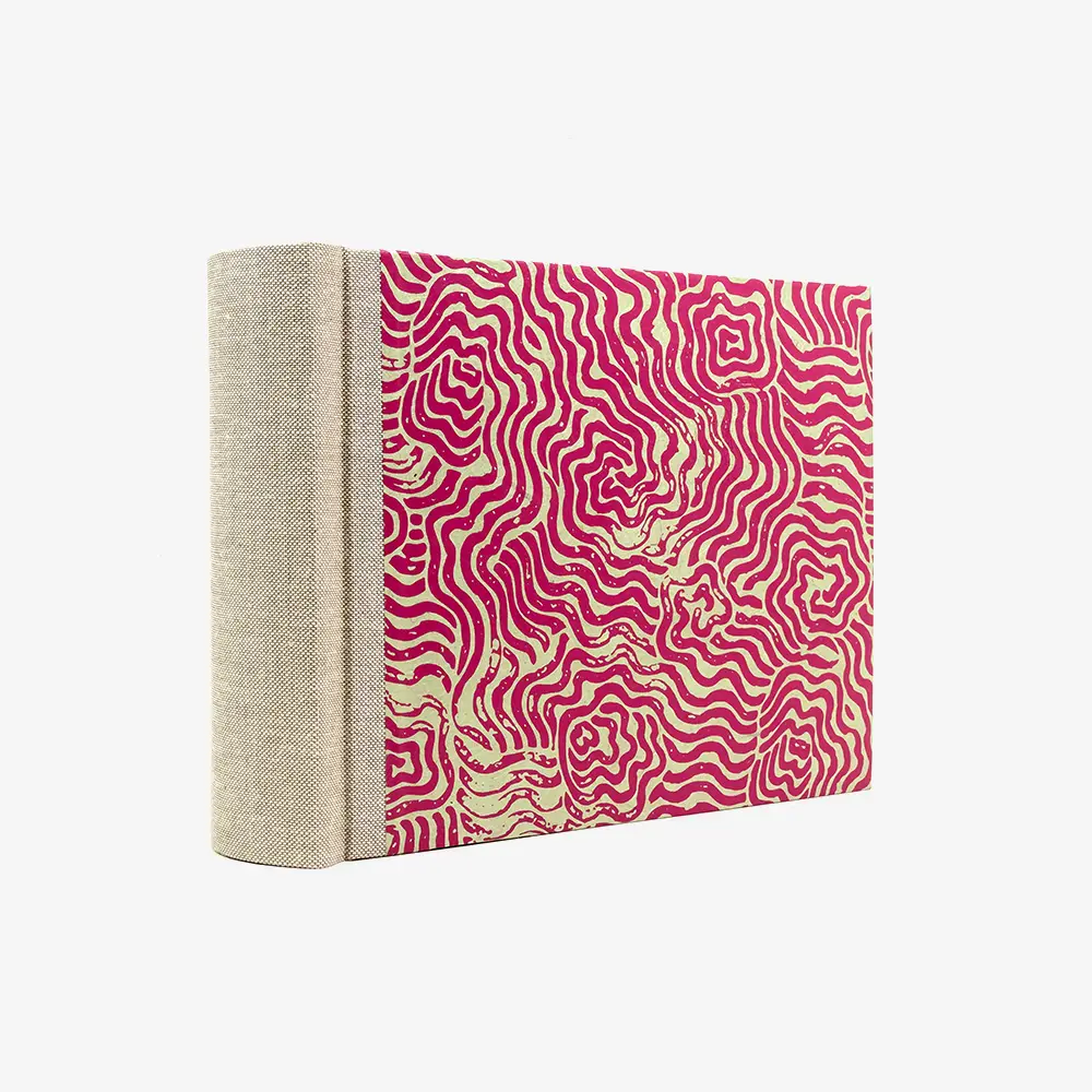 Fotoalbum-Format-15x20cm-100Seiten-cremefarbener-Fotokarton-Cover-Lokta-Motiv-Labyrinth-Magenta-auf-Achseengruen-seitlich-von-hinten