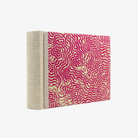 Fotoalbum-Format-15x20cm-100Seiten-cremefarbener-Fotokarton-Cover-Lokta-Motiv-Labyrinth-Magenta-auf-Achseengruen-seitlich-von-hinten