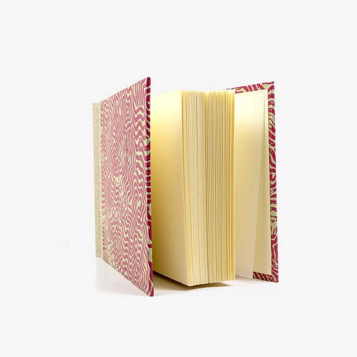 Fotoalbum-Format-15x20cm-100Seiten-cremefarbener-Fotokarton-Cover-Lokta-Motiv-Labyrinth-Magenta-auf-Achseengruen-seitlich-von-vorn-2