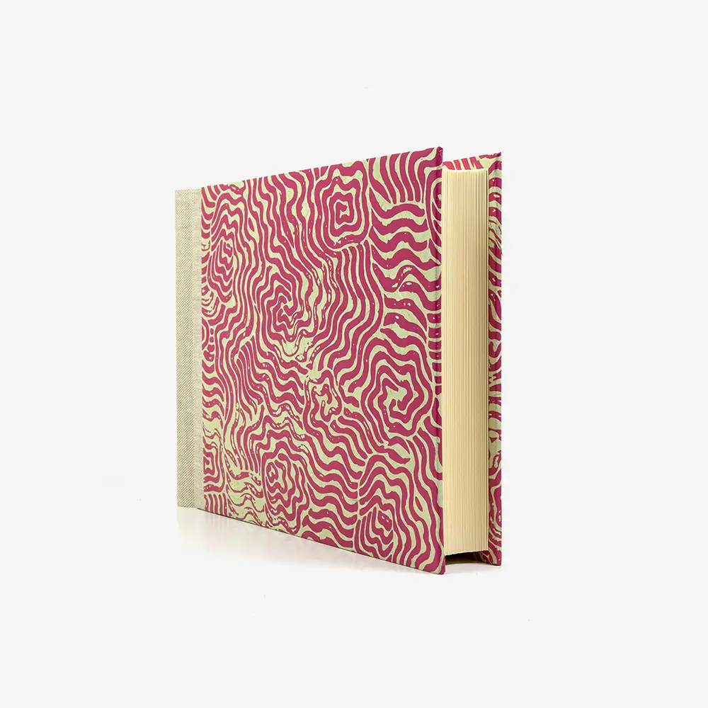 Fotoalbum-Format-15x20cm-100Seiten-cremefarbener-Fotokarton-Cover-Lokta-Motiv-Labyrinth-Magenta-auf-Achseengruen-seitlich-von-vorn