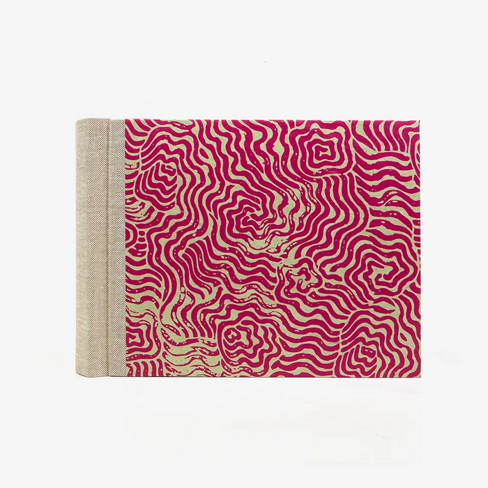 Fotoalbum-Format-15x20cm-100Seiten-cremefarbener-Fotokarton-Cover-Lokta-Motiv-Labyrinth-Magenta-auf-Achseengruen-von-vorn