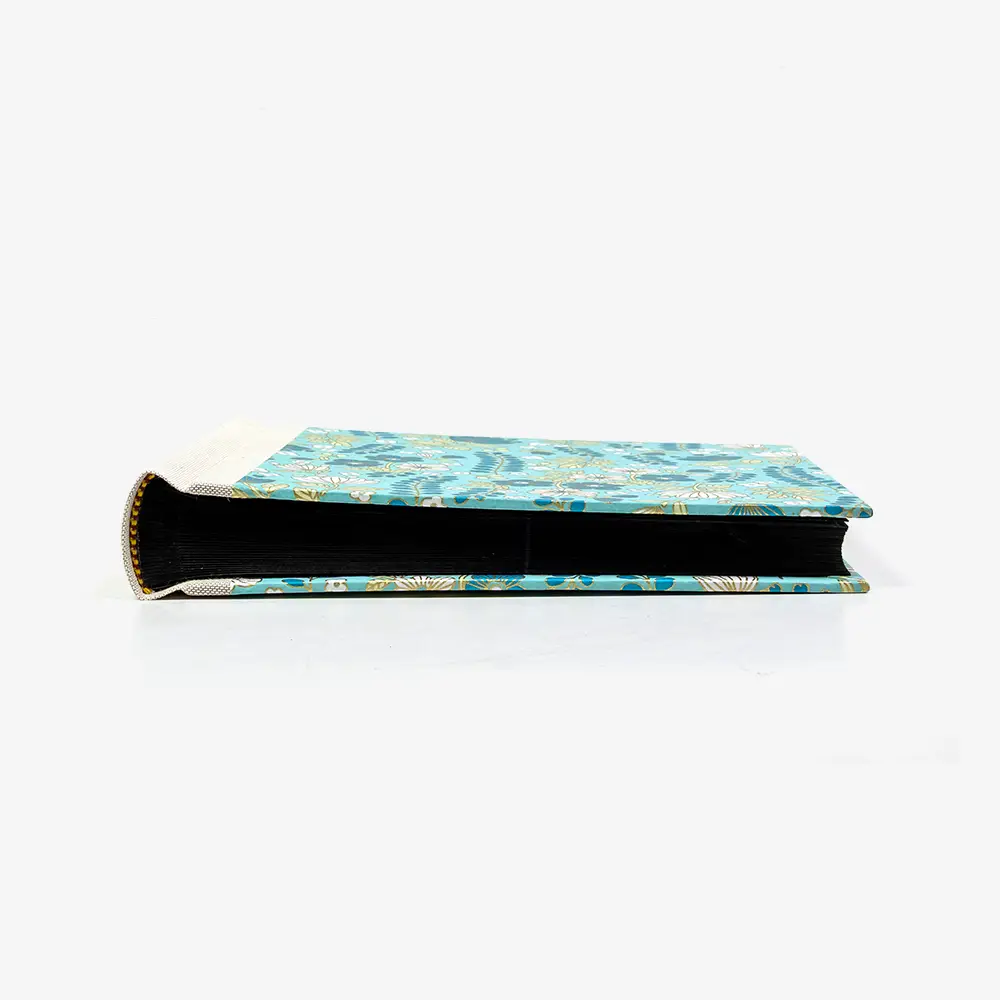 Fotoalbum-Format-15x20cm-60Seiten-schwarzer-Fotokarton-Cover-Chiyogami-Motiv-Floral-Grafisch-auf-Tuerkis-liegend