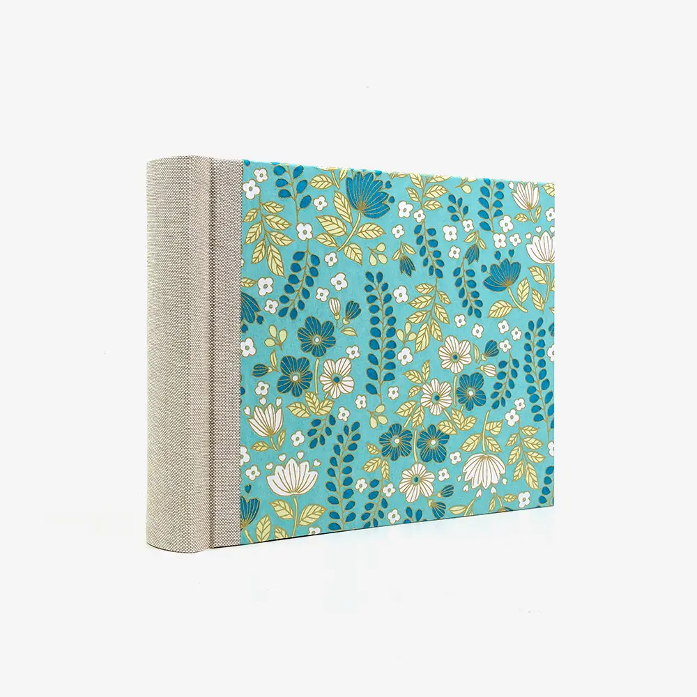 Fotoalbum-Format-15x20cm-60Seiten-schwarzer-Fotokarton-Cover-Chiyogami-Motiv-Floral-Grafisch-auf-Tuerkis-seitlich-von-hinten