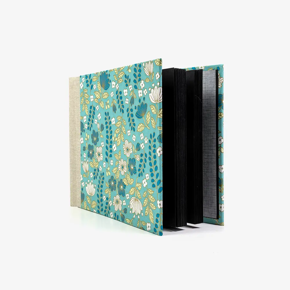 Fotoalbum-Format-15x20cm-60Seiten-schwarzer-Fotokarton-Cover-Chiyogami-Motiv-Floral-Grafisch-auf-Tuerkis-seitlich-von-vorn-2