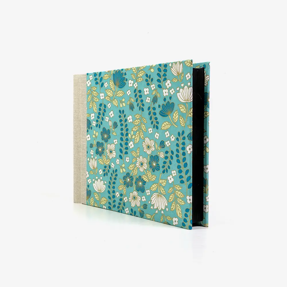 Fotoalbum-Format-15x20cm-60Seiten-schwarzer-Fotokarton-Cover-Chiyogami-Motiv-Floral-Grafisch-auf-Tuerkis-seitlich-von-vorn
