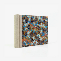 Fotoalbum-Format-15x20cm-60Seiten-schwarzer-Fotokarton-Cover-Chiyogami-Motiv-Monstera-Blau-seitlich-von-hinten