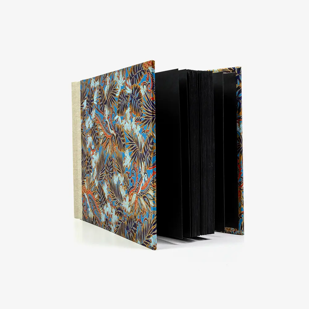 Fotoalbum-Format-15x20cm-60Seiten-schwarzer-Fotokarton-Cover-Chiyogami-Motiv-Monstera-Blau-seitlich-von-vorn-2