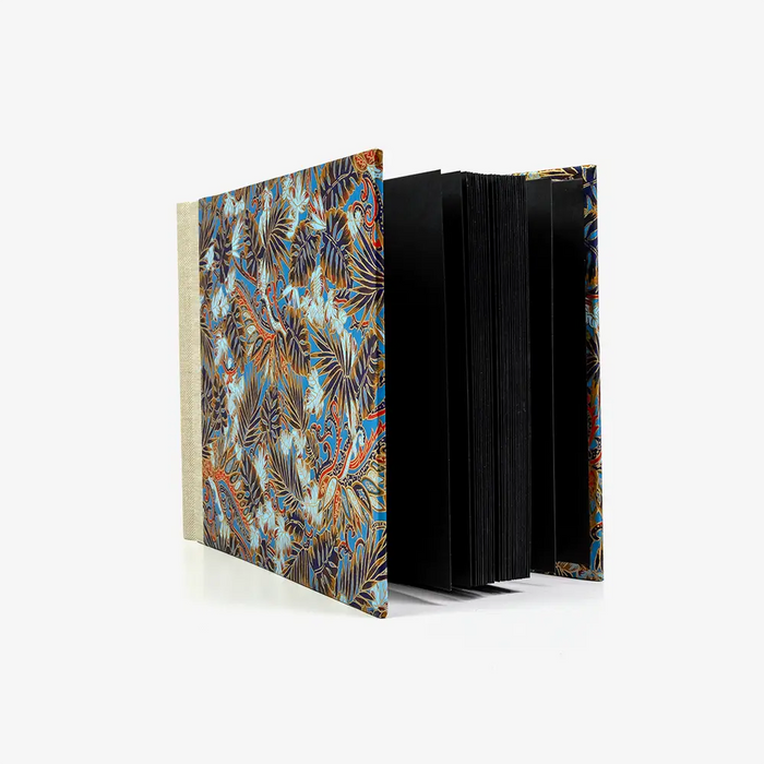 Fotoalbum-Format-15x20cm-60Seiten-schwarzer-Fotokarton-Cover-Chiyogami-Motiv-Monstera-Blau-seitlich-von-vorn-2