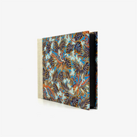 Fotoalbum-Format-15x20cm-60Seiten-schwarzer-Fotokarton-Cover-Chiyogami-Motiv-Monstera-Blau-seitlich-von-vorn