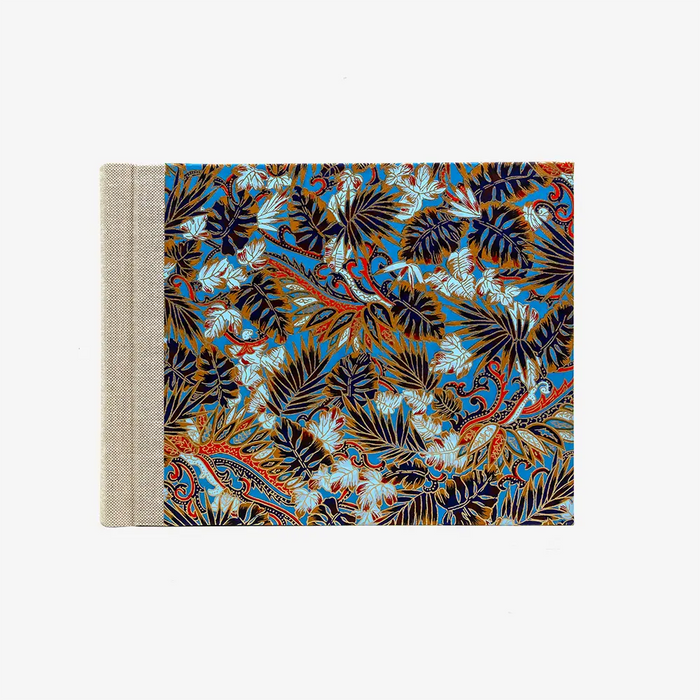 Fotoalbum-Format-15x20cm-60Seiten-schwarzer-Fotokarton-Cover-Chiyogami-Motiv-Monstera-Blau-von-vorn