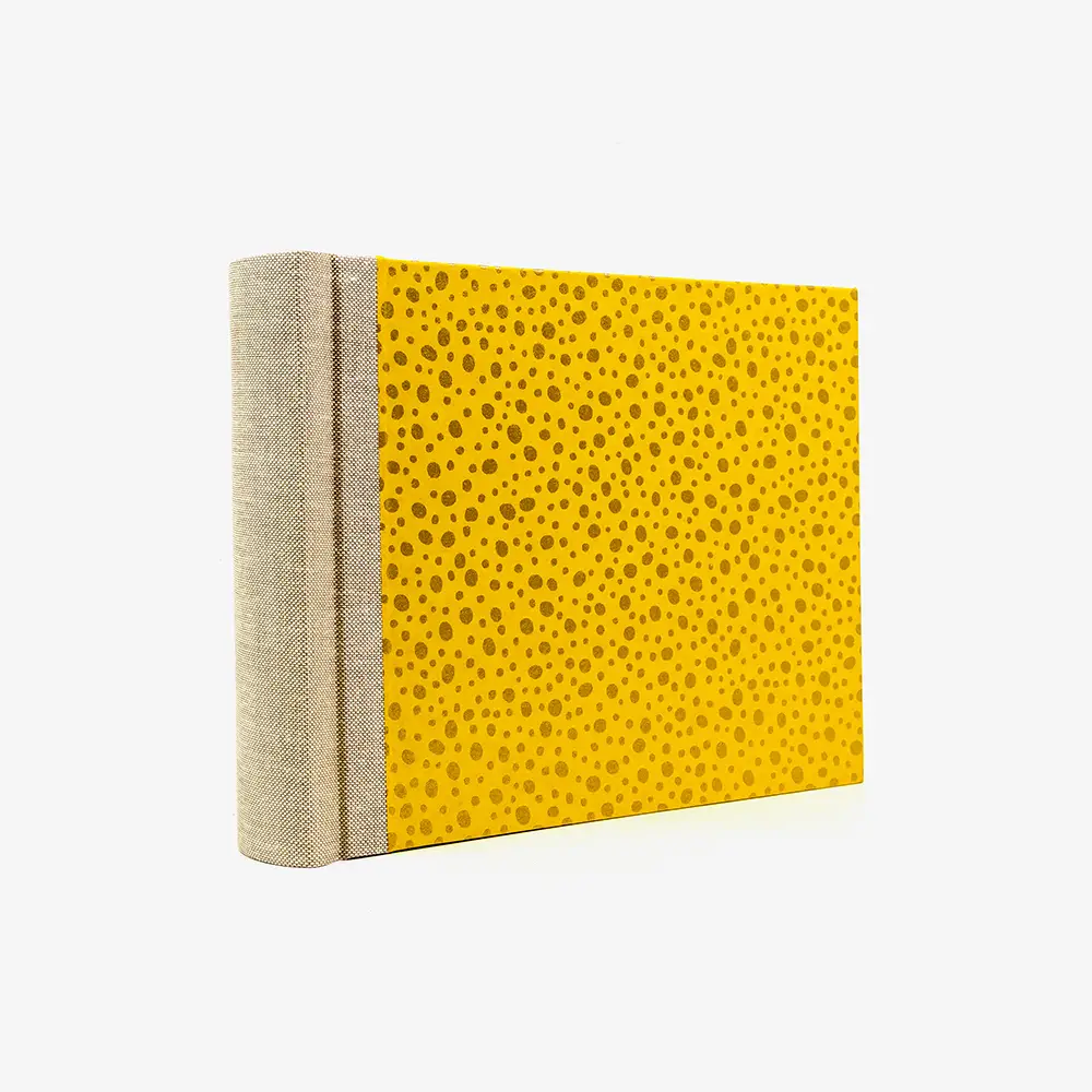 Fotoalbum-Format-15x20cm-60Seiten-schwarzer-Fotokarton-Cover-Chiyogami-Motiv-Polkadots-gold-auf-gelb-seitlich-seitlich-von-vorn