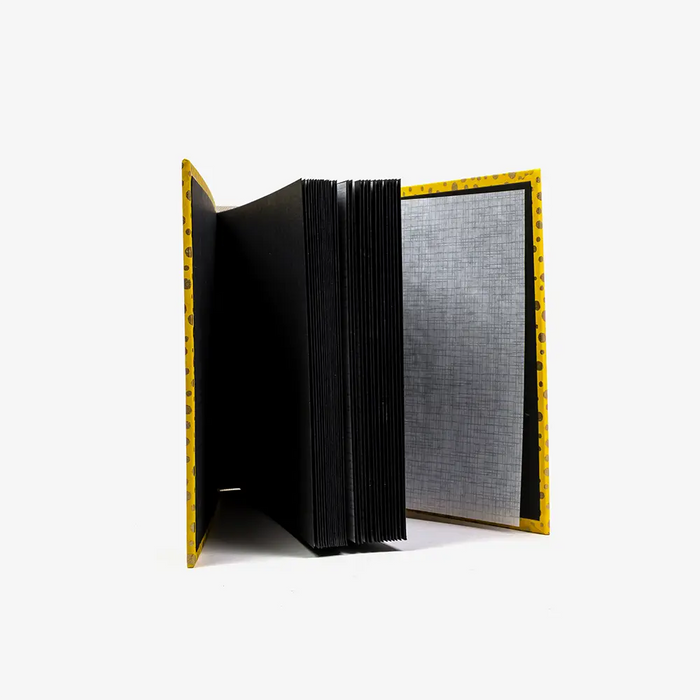 Fotoalbum-Format-15x20cm-60Seiten-schwarzer-Fotokarton-Cover-Chiyogami-Motiv-Polkadots-gold-auf-gelb-seitlich-von-vorn-2