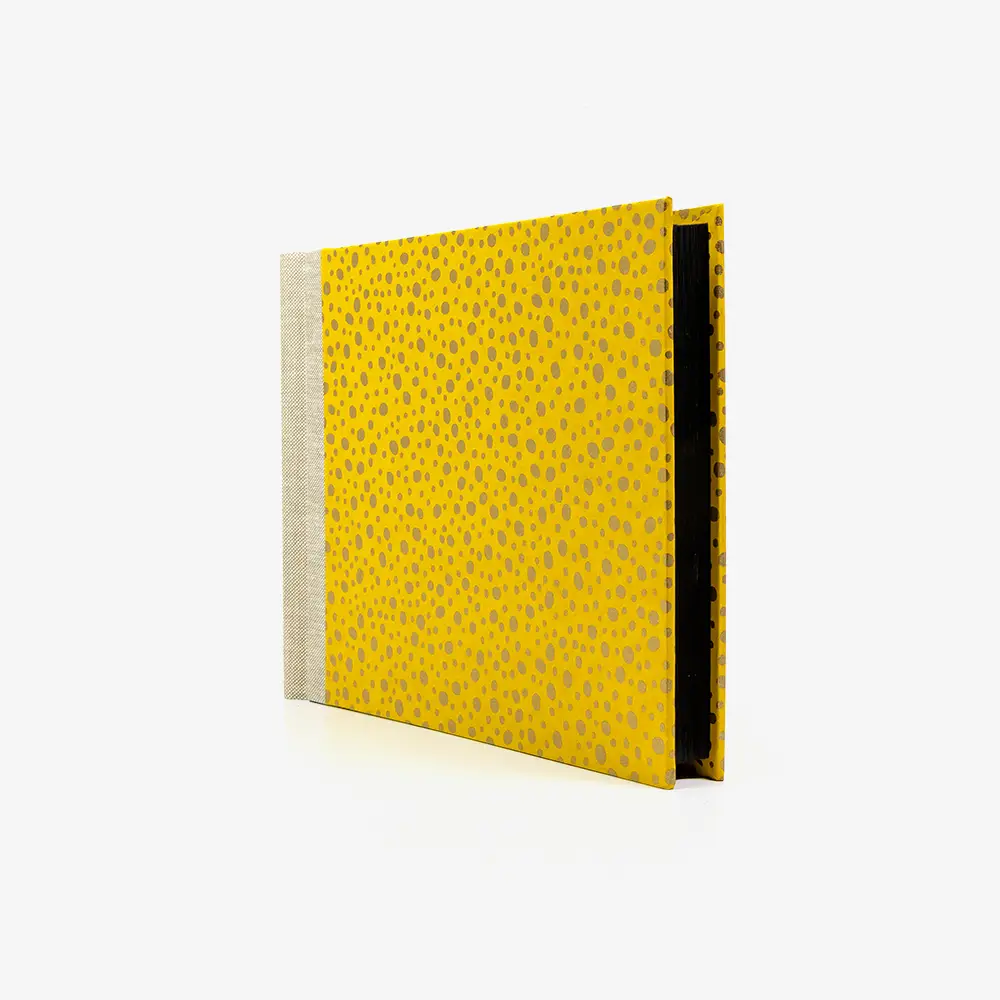 Fotoalbum-Format-15x20cm-60Seiten-schwarzer-Fotokarton-Cover-Chiyogami-Motiv-Polkadots-gold-auf-gelb-seitlich-von-vorn