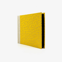 Fotoalbum-Format-15x20cm-60Seiten-schwarzer-Fotokarton-Cover-Chiyogami-Motiv-Polkadots-gold-auf-gelb-seitlich-von-vorn
