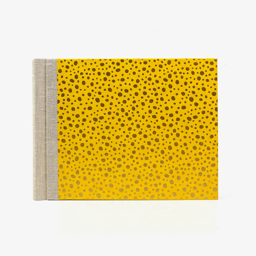 Fotoalbum-Format-15x20cm-60Seiten-schwarzer-Fotokarton-Cover-Chiyogami-Motiv-Polkadots-gold-auf-gelb-von-vorn