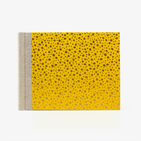 Fotoalbum-Format-15x20cm-60Seiten-schwarzer-Fotokarton-Cover-Chiyogami-Motiv-Polkadots-gold-auf-gelb-von-vorn