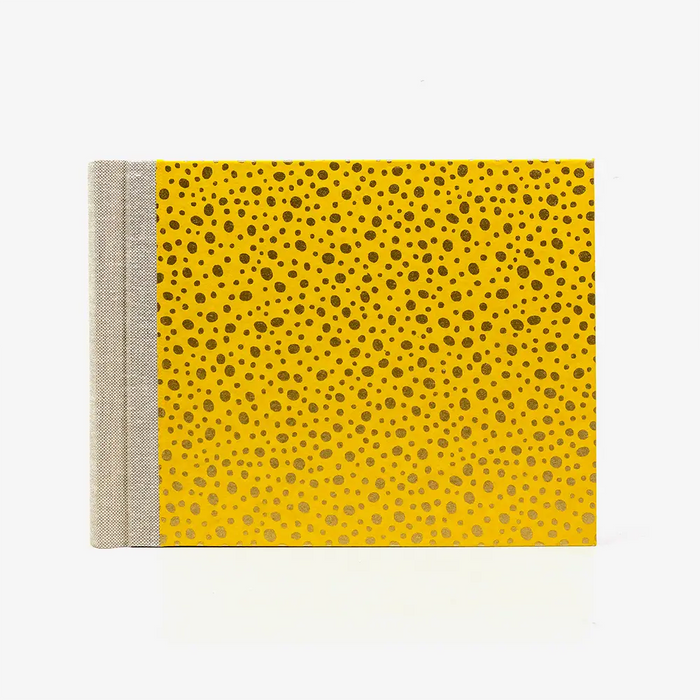 Fotoalbum-Format-15x20cm-60Seiten-schwarzer-Fotokarton-Cover-Chiyogami-Motiv-Polkadots-gold-auf-gelb-von-vorn