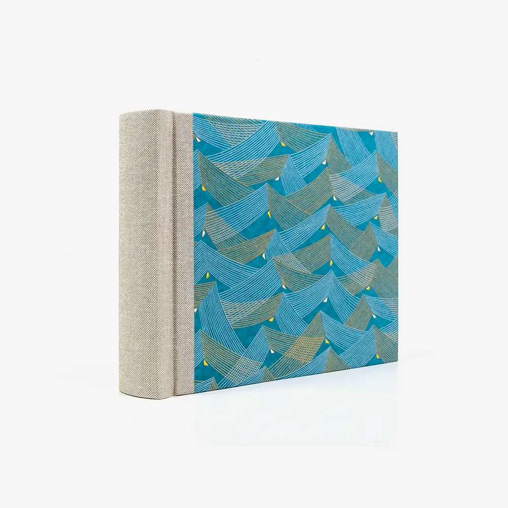 Fotoalbum-Format-15x20cm-60Seiten-schwarzer-Fotokarton-Cover-Chiyogami-Motiv-Saitenspiel-Petrol-seitlich-von-hinten