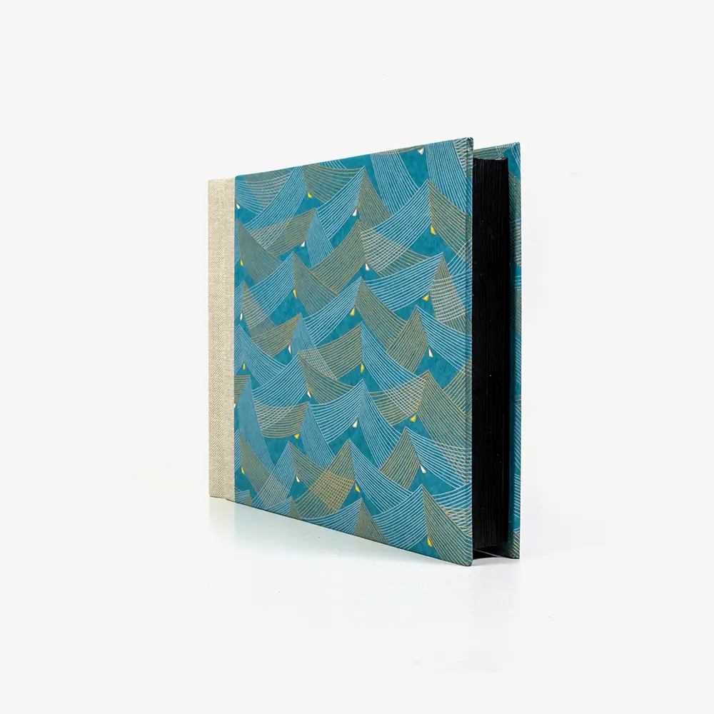 Fotoalbum-Format-15x20cm-60Seiten-schwarzer-Fotokarton-Cover-Chiyogami-Motiv-Saitenspiel-Petrol-seitlich-von-vorn