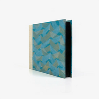 Fotoalbum-Format-15x20cm-60Seiten-schwarzer-Fotokarton-Cover-Chiyogami-Motiv-Saitenspiel-Petrol-seitlich-von-vorn