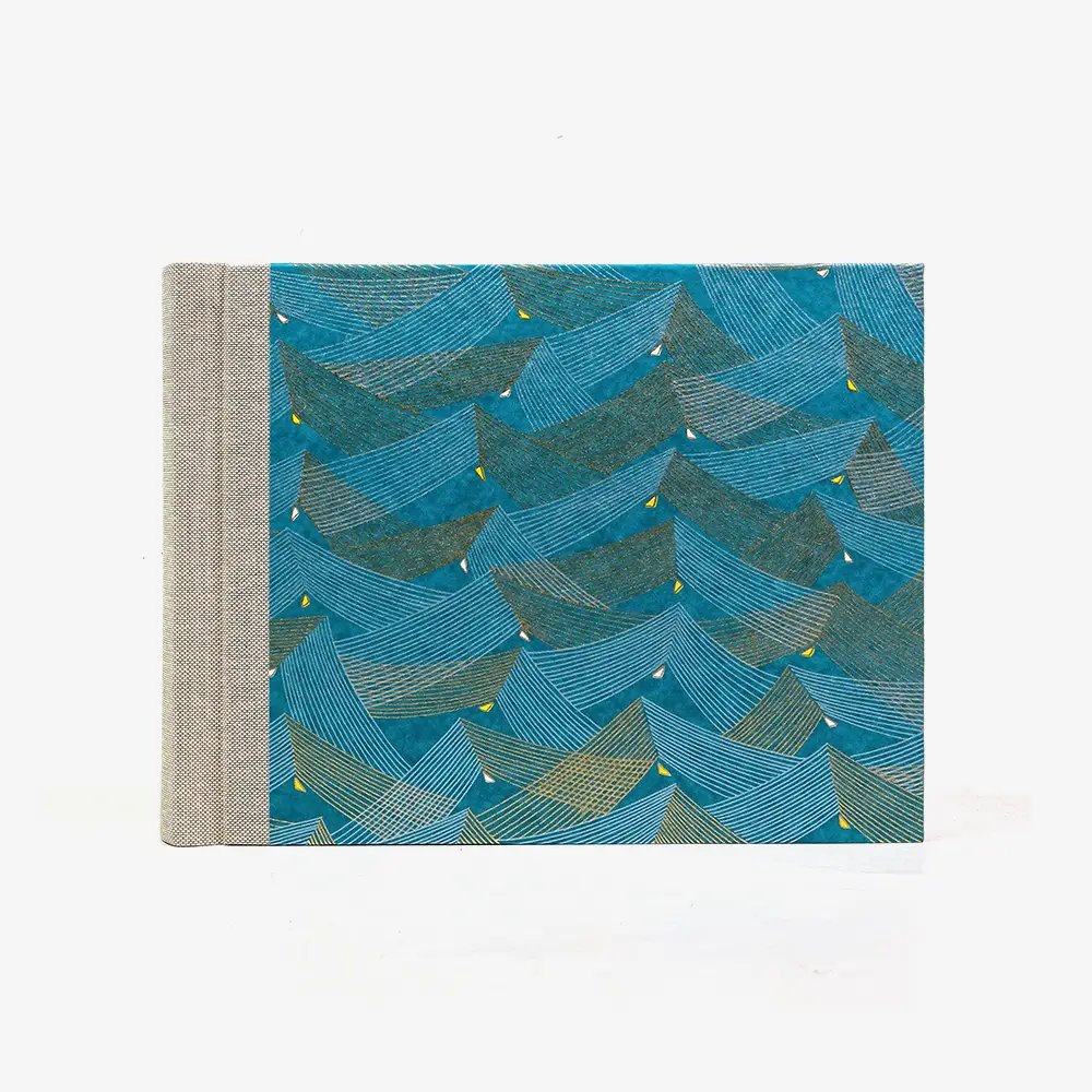 Fotoalbum-Format-15x20cm-60Seiten-schwarzer-Fotokarton-Cover-Chiyogami-Motiv-Saitenspiel-Petrol-von-vorn