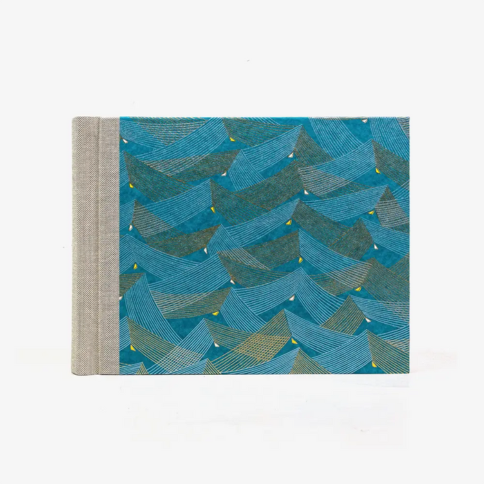 Fotoalbum-Format-15x20cm-60Seiten-schwarzer-Fotokarton-Cover-Chiyogami-Motiv-Saitenspiel-Petrol-von-vorn