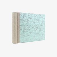 Fotoalbum-Format-15x20cm-60Seiten-schwarzer-Fotokarton-Cover-Chiyogami-Motiv-Welle-Silber-auf-hellblau-seitlich-von-hinten
